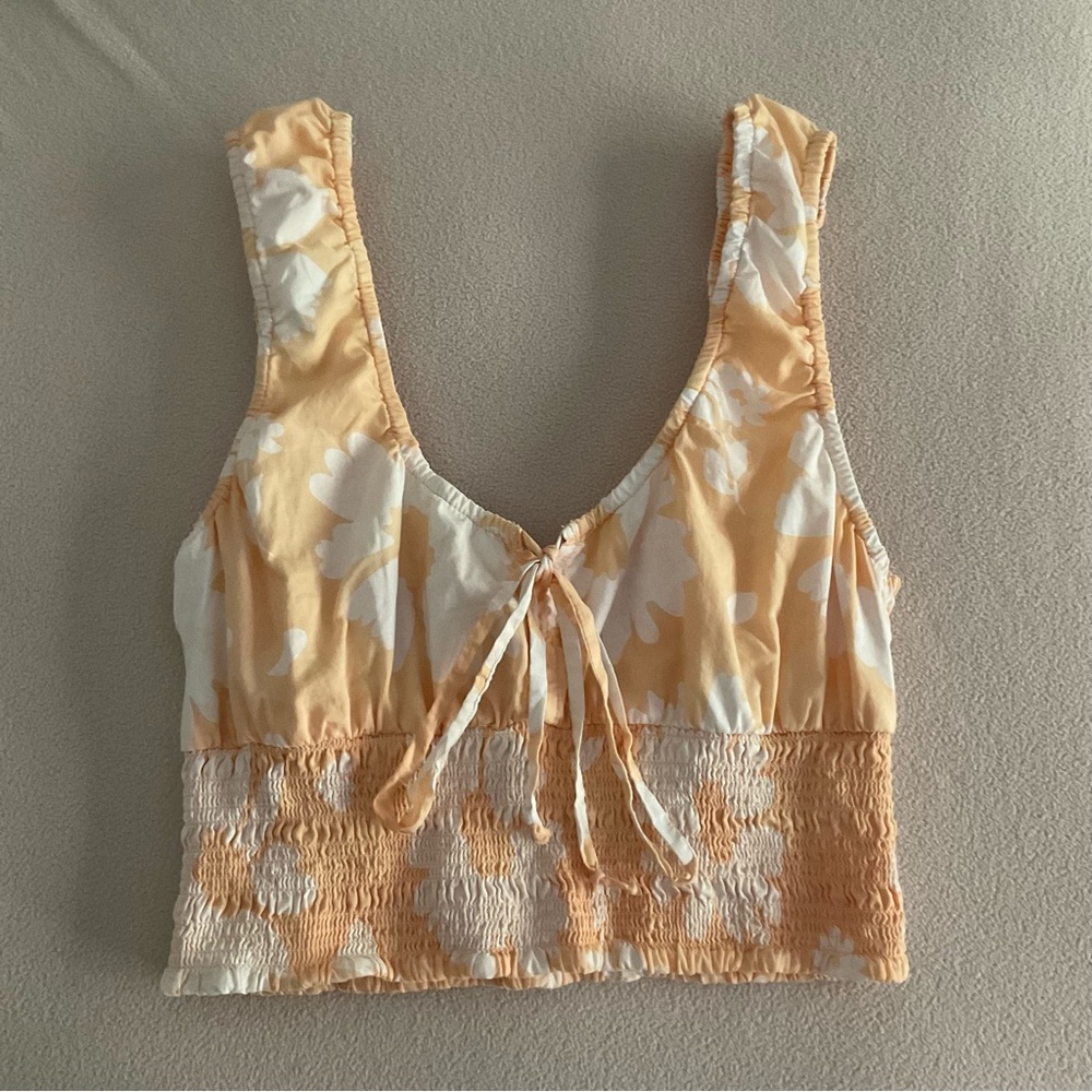 American Eagle Outfitters cropped peach and white floral Sleeveless Crop Top.